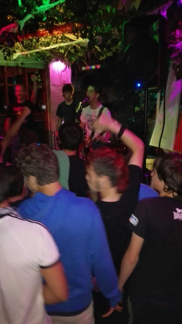 Mila esker agertu zen jendeari, bate ere <a href="/Galtza_gorriak/">GALTZA★GORRIAK</a> , bikain ta <a href="/Zartako_K/">Zartako-K</a> oso handiak! Hurrengora arte!