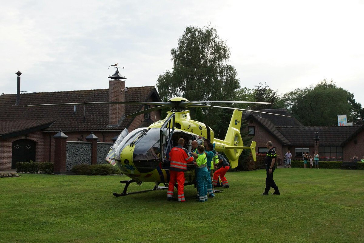 omroepbrabant's tweet photo. #Droomgaard Het kindje, vermoedelijk een jongen, wordt naar Radboudumc in Nijmegen gebracht. http://t.co/30QWiefu2S http://t.co/w2tWjDKr5d