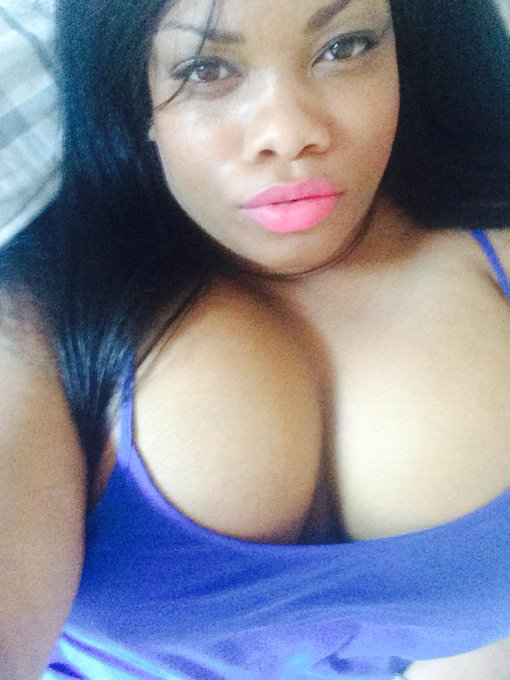 No bra weather #bigboobs hanging free 🍪🍪 http://t.co/cnkyJT99YD<a href="/tag/bigboobs"class="tags">#bigboobs</a>