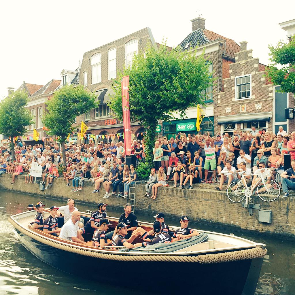 Ze dobberen rustig richting het podium, maar morgen razen ze een klap harder door Bolsward: @GiantAlpecin! #enecotour