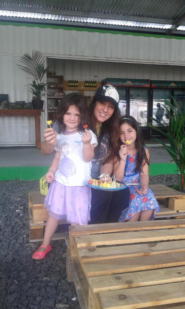 Abog_lucasDiaz's tweet photo. En @RinconChefPty con @RachelFoodie  degustando las ricas frutas y comprando para el programa http://t.co/798efjFUFj