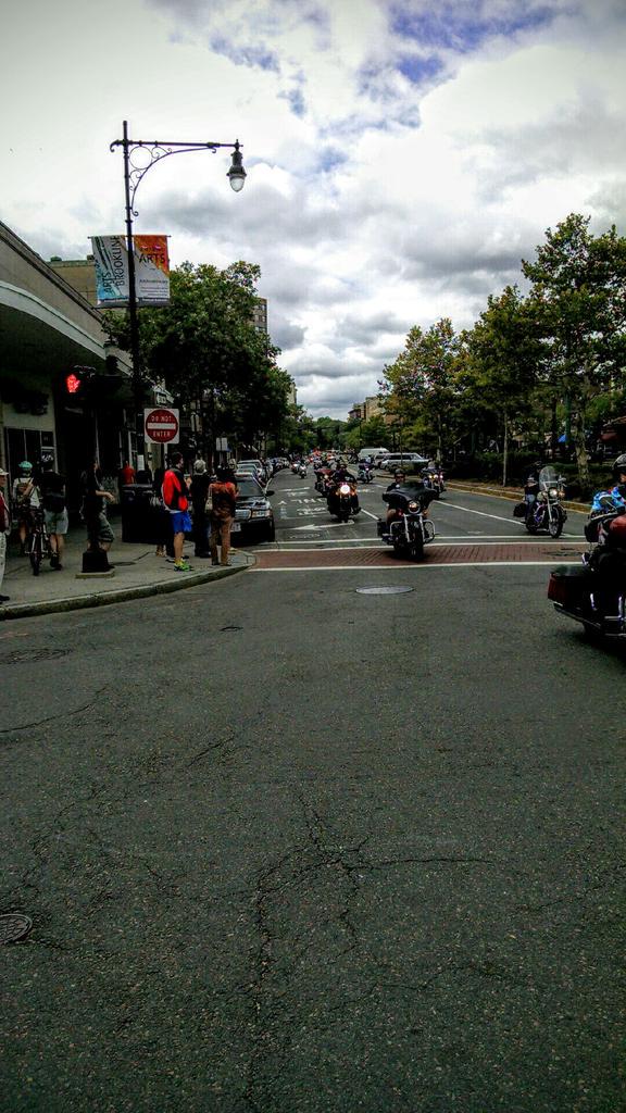 MichaelRaskin1's tweet photo. @BrooklineMAPD @BostonMCride 1000s of MCs on Beacon to honor Sean Collier &amp; Marathon victims, &amp; benefit @TheJimmyFund http://t.co/33gEBTxLwi