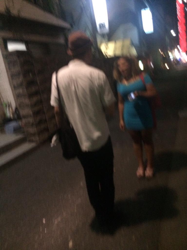 仙頭正教 現在 新大久保の立ちんぼエリアで一番の巨乳ちゃん バレンティーナ 外人 日本語が通じないが 身ぶり手ぶりのジェスチャーで煽てると 服の上から胸を軽く触ることくらい可能 だが付近にカレシがいるので お触りの際は周囲を確認する必要