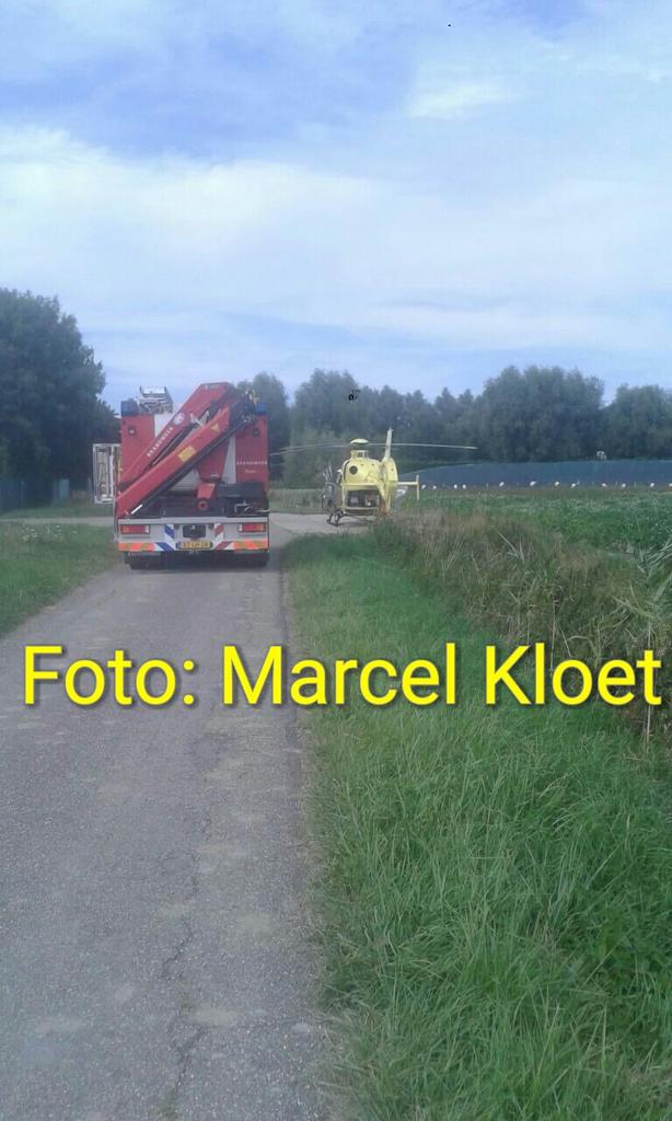 TraumaheliMMT's tweet photo. #Traumaheli #Lifeliner2 ter plaatse aan de #Repelweg in #Goes. Slachtoffer wordt zo naar het ziekenhuis vervoerd. http://t.co/uCjqmh36S5
