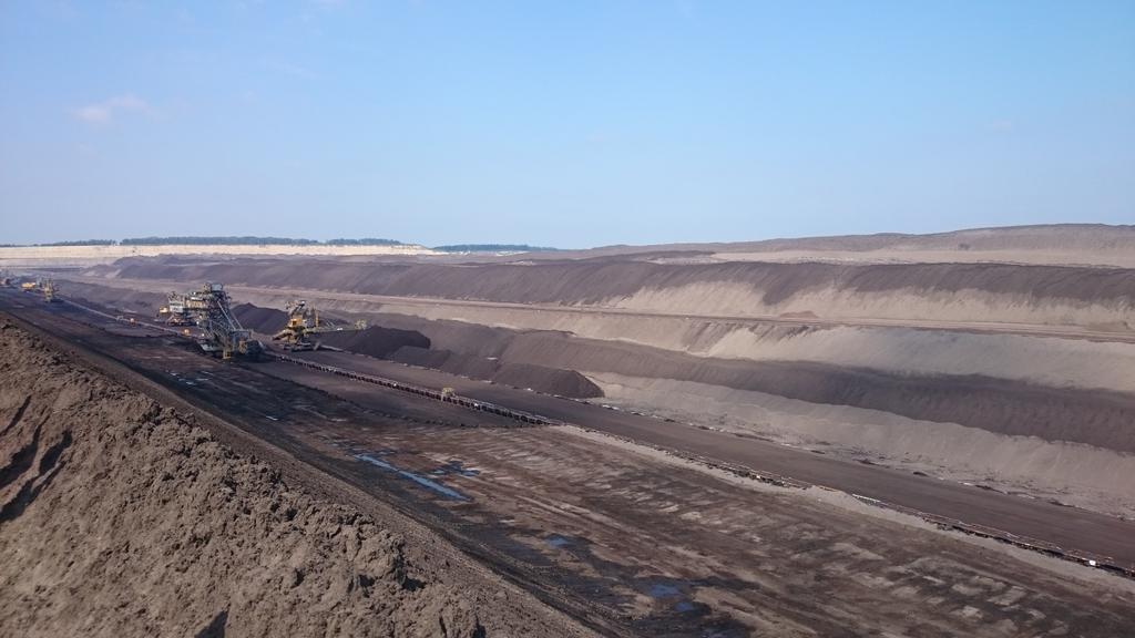 po1y's tweet photo. På besøk i tyske brunkullgruver. Månelandskap. Omringet av vindmøller. #energiwende #norren http://t.co/32l5UIVzxC