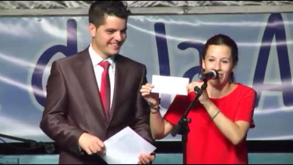 Ayto_Ugijar's tweet photo. Entrega de premio del cartel a @Inma_wi  #FestivalUgijar http://t.co/Ex4WdClHAO