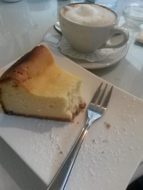 MarykeRoberts's tweet photo. Ai. Tuisgebakte kaaskoek by die @QUEENSHOTEL by #Cafebrule. Gelukkige Vrouedag! http://t.co/BFuCxky1XS