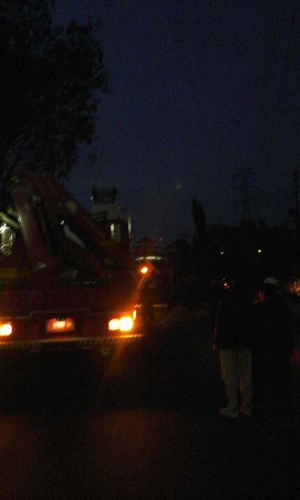 Rescue PMK evakuasi inova tercebur sungai Jl. Darmo Sentosa sekitar pukul 18.00, 2 penumpang selamat. via <a href="/van_munir/">MVSFIRE</a>