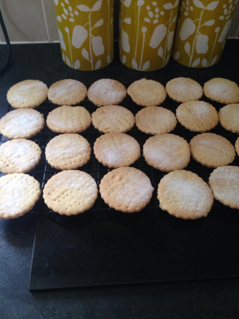1986Nicki's tweet photo. My attempt at @PaulHollywood shortbread biscuits, ready for biscuit week on #GBBO #extraslice http://t.co/bgufulYJKr