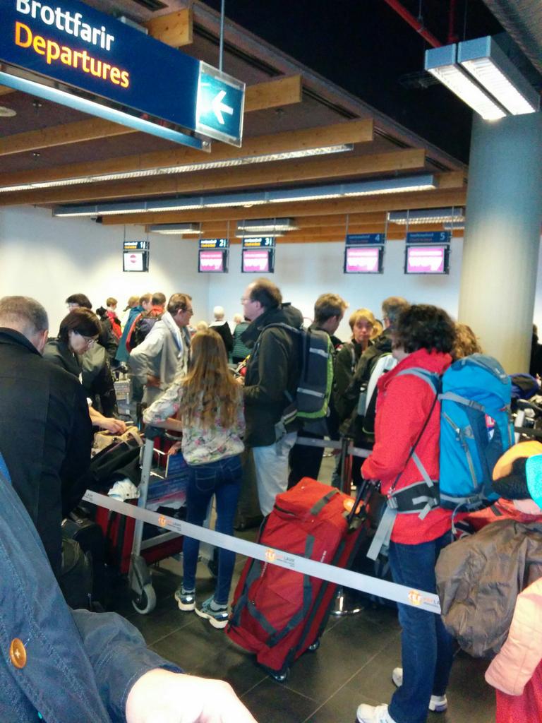 asgeir's tweet photo. @wow_air Eitthvað að frétta af online check in málum? Hefði verið fínt að losna við þessa röð bara með handfarangur! http://t.co/YJFq3AsyBJ