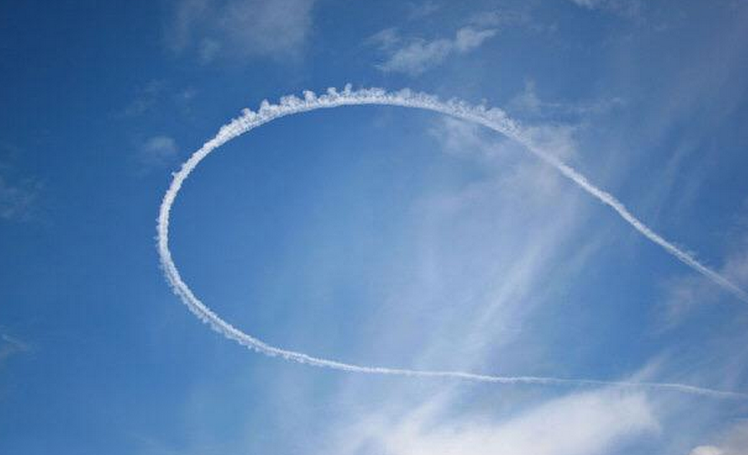 FootballHQ's tweet photo. BREAKING: Live pictures of Benzema's plane to London... http://t.co/vR8z9rfZTb