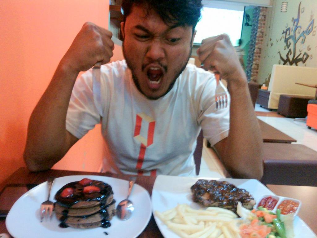 AnjasChambank's tweet photo. Akhirnya bisa mencicipi juga, with @thykanamaku COKELATNYA JUARA NASS!! @Geco_MKS \o/ http://t.co/clzD1qX2He