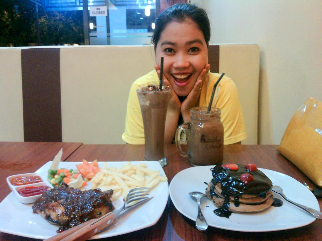 AnjasChambank's tweet photo. Akhirnya bisa mencicipi juga, with @thykanamaku COKELATNYA JUARA NASS!! @Geco_MKS \o/ http://t.co/clzD1qX2He