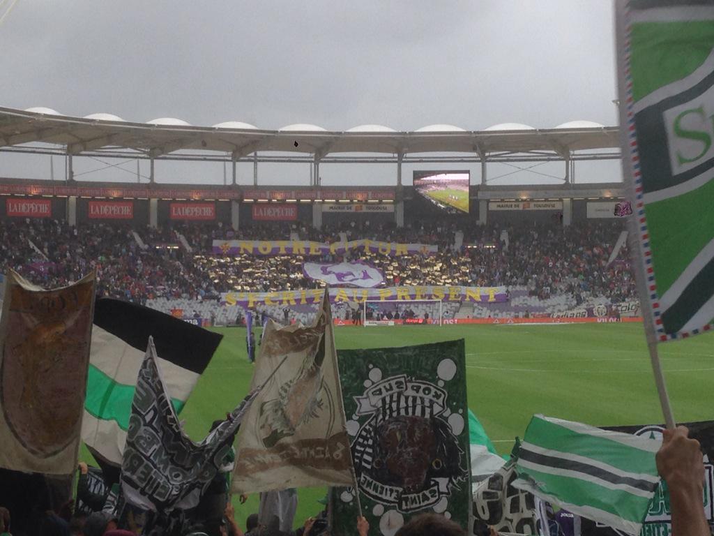Xavier_Coffin's tweet photo. Tifo plutôt sympa des Indians Tolosa. Même si tout le monde le sait, "les vrais indiens viennent de Sainté". #TFCASSE http://t.co/EOxKp4J6vi