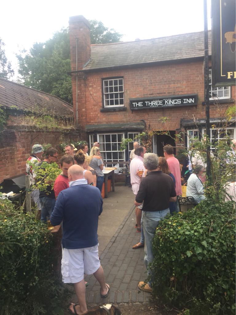 andyjshort's tweet photo. Great day at The 3 Kings pub raising money for @AcornsHospice Oyster Sunday #TopWork http://t.co/CuWM7CkJzm