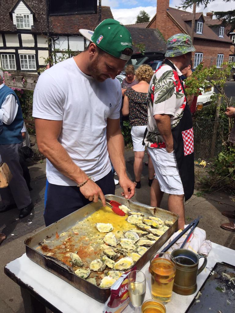 andyjshort's tweet photo. Great day at The 3 Kings pub raising money for @AcornsHospice Oyster Sunday #TopWork http://t.co/CuWM7CkJzm