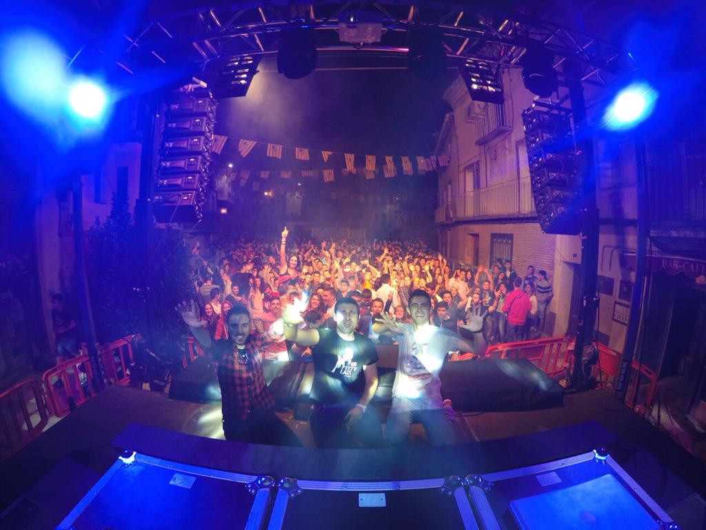 DjValdiTv's tweet photo. Tras el buen rollo d ayer en #Magallón con @katojimenezdj y @jesussanchezdj en un ratito #Villacañas y la #Chamberga http://t.co/73sk5V3mXN