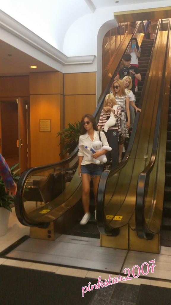 [PIC][06-08-2015]SNSD khởi hành đi New York - Mỹ để tham dự "KCON 2015" vào sáng nay - Page 6 CL-fK2PUkAAFhGM