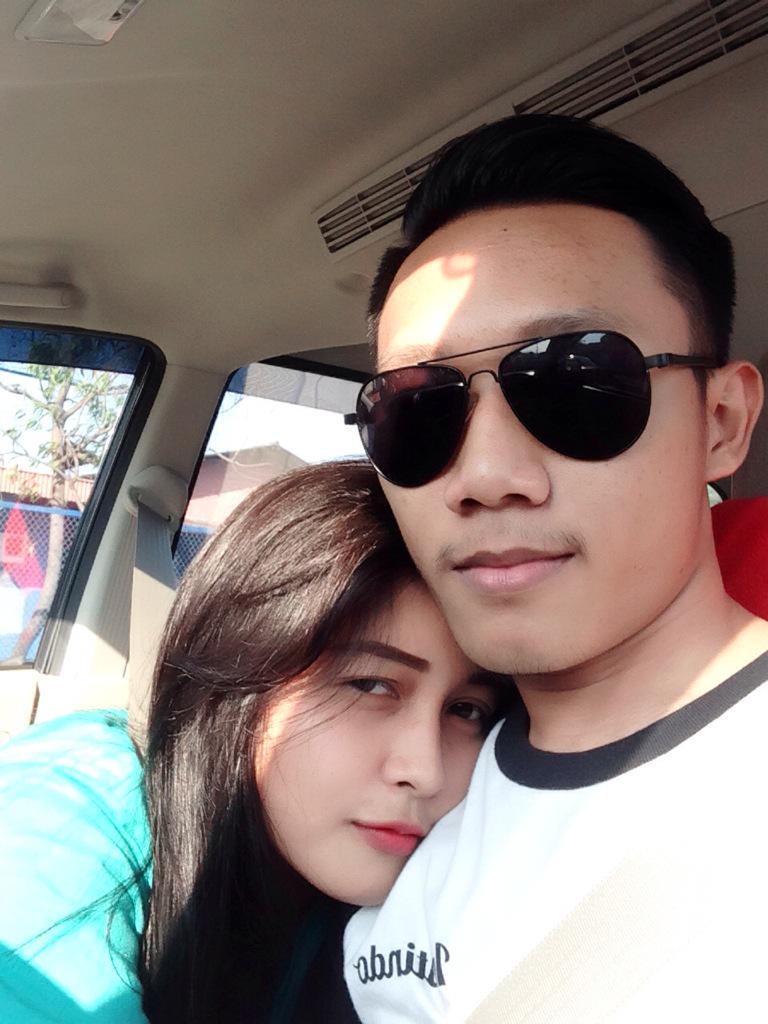 claudiagathaa's tweet photo. I feel comfortable when leaning on your shoulder dear http://t.co/SP1MyJJFew