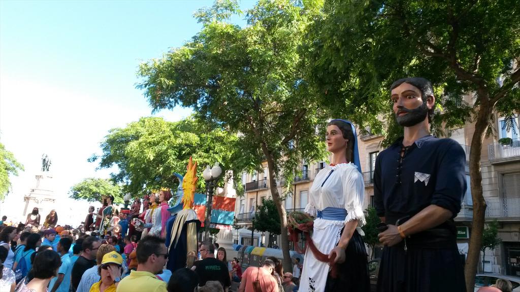 gegantsserrallo's tweet photo. Estem a la Rambla Nova (Tarragona) per la 2a Trobada de Gegants i Nans de #SantMagi2015 http://t.co/FVLb5ehDjt