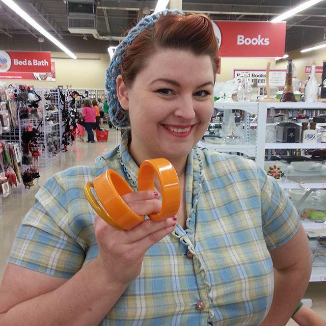 vavoomvintage's tweet image. My new Savers thrift store opened and stocked it with cheap bakelite just for me! #thedail… ift.tt/1N14Fe7