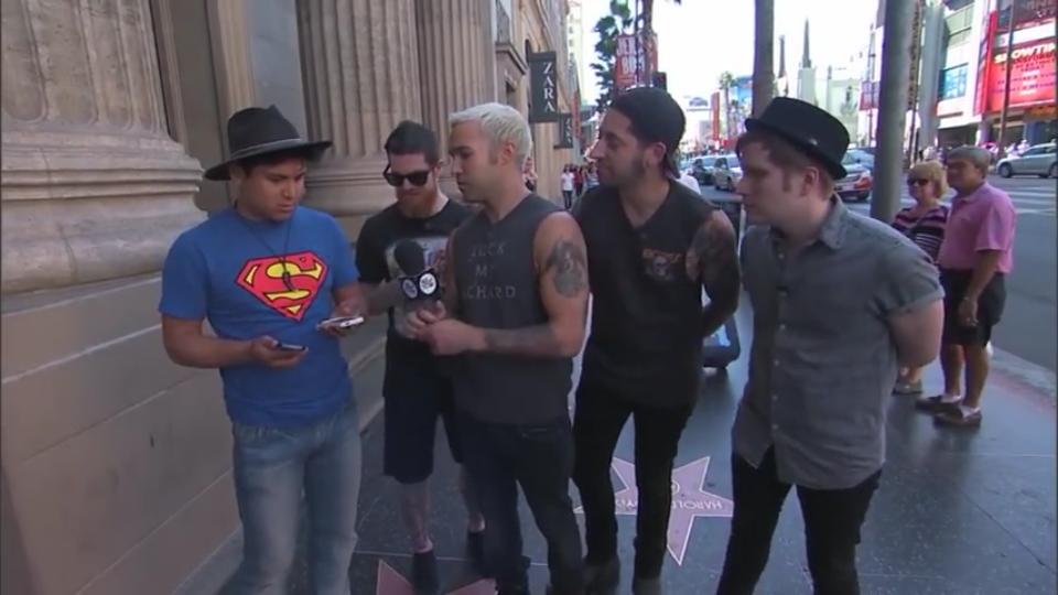 tenthallonssy's tweet photo. История о том,как Fall Out Boy телефон у чувака попросили: http://t.co/gvOXDId0AW