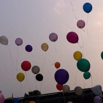 FanbaseEO's tweet photo. Puncak acara pelepasan balon oleh peserta dan panitia💞 #5THYEARSANNIVERSARY http://t.co/bskSLdo3kN