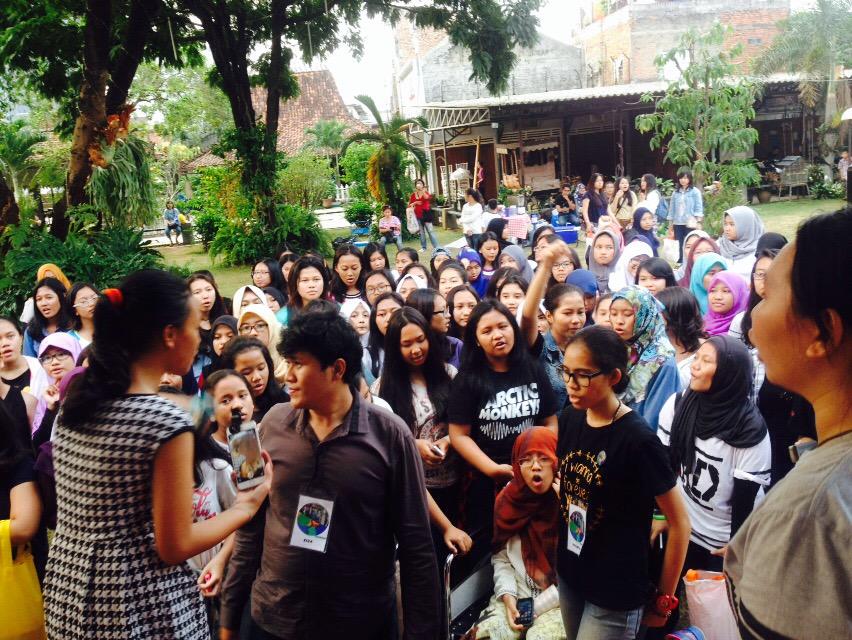 FanbaseEO's tweet photo. Karna antusias mereka semua panitia nyambut mereka yang ngajakin selfie nih gils rame banget😘😘 #5THYEARSANNIVERSARY http://t.co/imCG0b8sj3