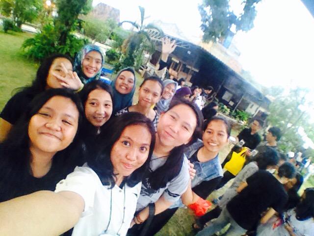FanbaseEO's tweet photo. Karna antusias mereka semua panitia nyambut mereka yang ngajakin selfie nih gils rame banget😘😘 #5THYEARSANNIVERSARY http://t.co/imCG0b8sj3