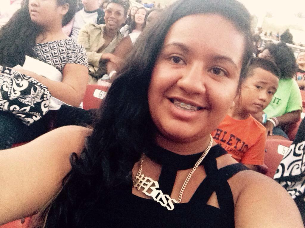 BrandyLegion's tweet image. A Brandy assistiu as 5H ontem na #SummerReflection Tour! Agora achem ela na foto HAHAHA