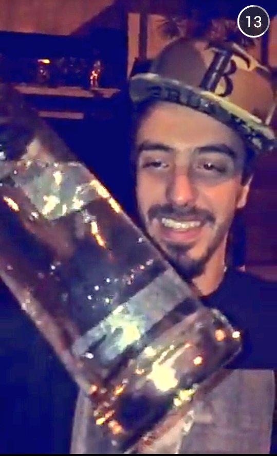 retiavelicax's tweet image. NAMORE COM ALGUÉM QUE TE OLHE COMO O RANY MONEY OLHA PARA ESTA GARRAFA