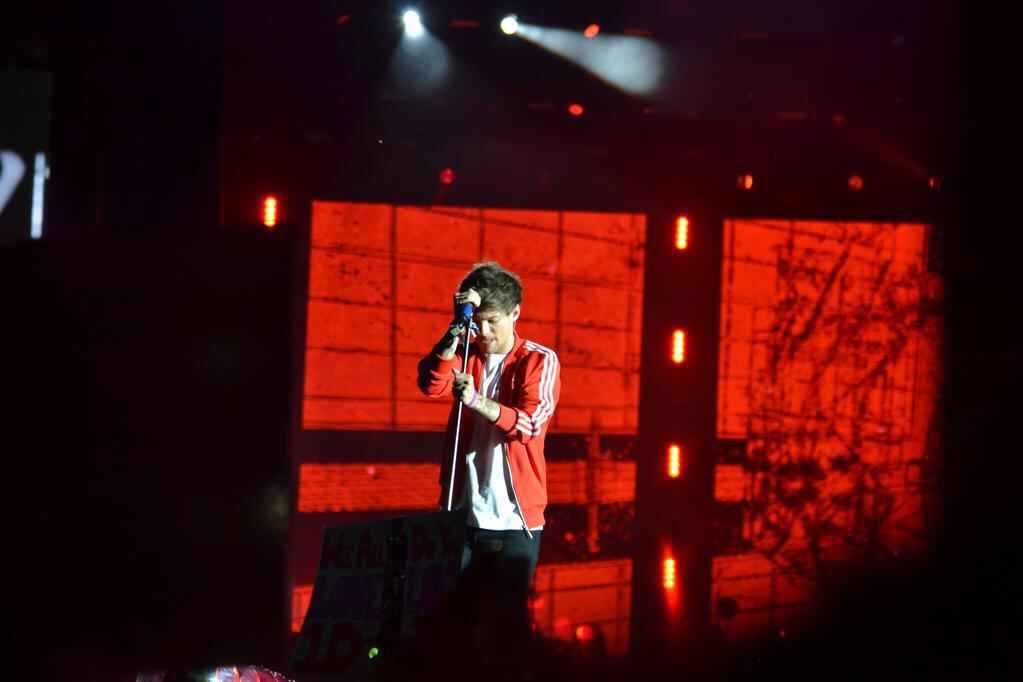 1D_24hNews's tweet photo. Louis on stage at MetLife in East Rutherford ❤️
#MTVHottest One Direction #Louiskeepsmiling #DragMeDownMusicVideo http://t.co/kcNRFcV6ND