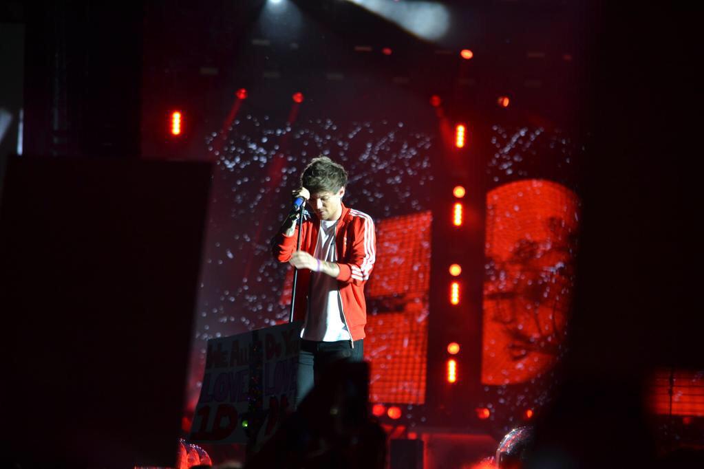 1D_24hNews's tweet photo. Louis on stage at MetLife in East Rutherford ❤️
#MTVHottest One Direction #Louiskeepsmiling #DragMeDownMusicVideo http://t.co/kcNRFcV6ND
