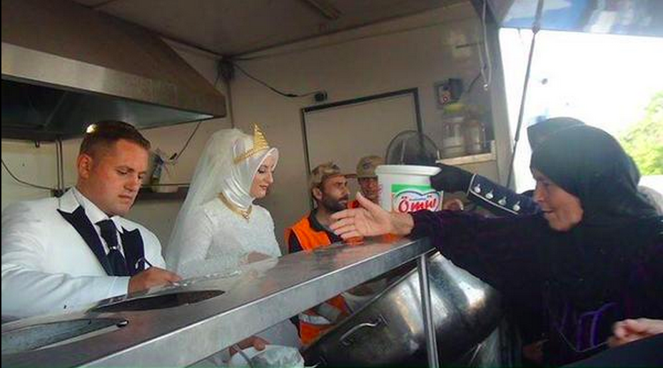 CNNEE's tweet photo. Pareja de recién casados comparte su cena de matrimonio con miles de refugiados http://t.co/tT2Grs1VMZ http://t.co/UzvnQFMF5R