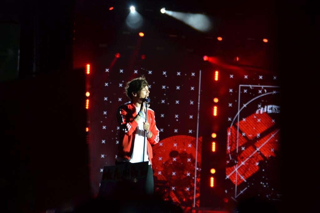 1D_24hNews's tweet photo. Louis on stage at MetLife in East Rutherford ❤️
#MTVHottest One Direction #Louiskeepsmiling #DragMeDownMusicVideo http://t.co/wfFUnIA5h5