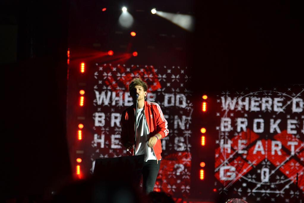 1D_24hNews's tweet photo. Louis on stage at MetLife in East Rutherford ❤️
#MTVHottest One Direction #Louiskeepsmiling #DragMeDownMusicVideo http://t.co/wfFUnIA5h5