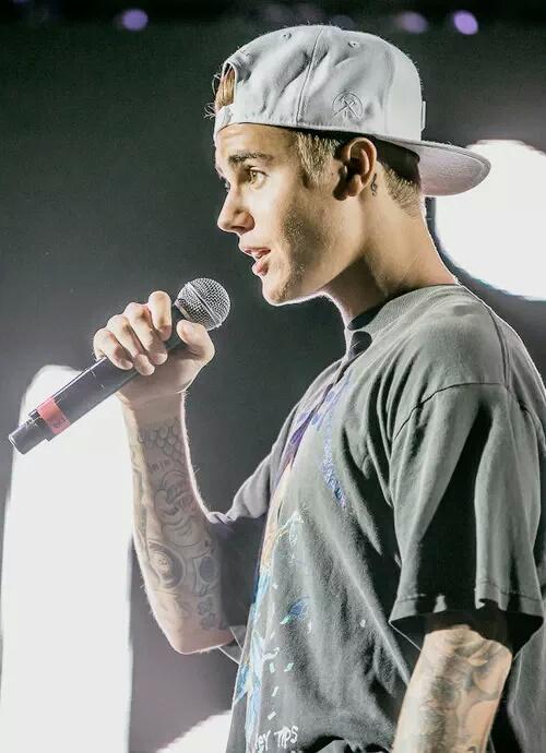 justinsimanur's tweet photo. Damarlarının içinden geçen kana bile aşığım #MTVHottest Justin Bieber http://t.co/3SZ0rbhprZ