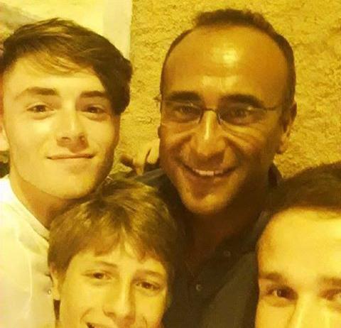 carlofacose's tweet photo. Io in giallo con i miei figli http://t.co/uUHSv6111k