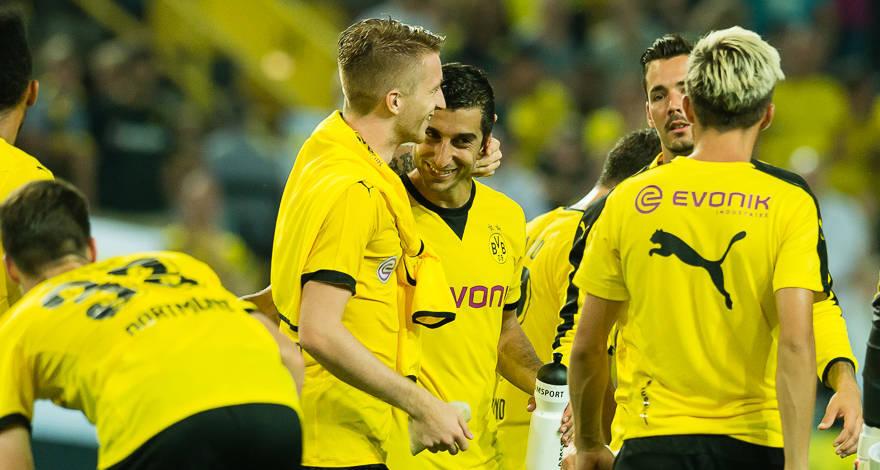 BVB's tweet photo. 3+1 – Fußball-Dortmund feiert @HenrikhMkh #bvbwac http://t.co/YlrZZtxYcI http://t.co/HxERxuoizX