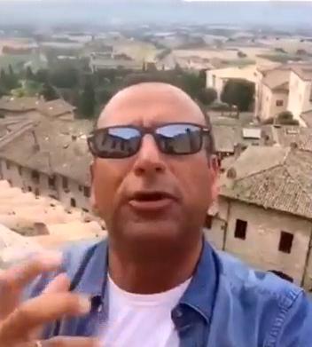 carlofacose's tweet photo. Un selfie per tutti voi che mi seguite sempre. Baci! http://t.co/Lxw1Y0VYfR