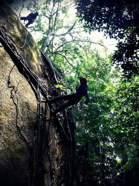 svkxsvkikv's tweet photo. @KakiTravels_ #GuaBatuMaloi ,n9 :) #penat cilok2 batu bukit,bleh rockabseiling,tu dia #BatuMaloi #MFAtraining :) http://t.co/2wO2IzARjH