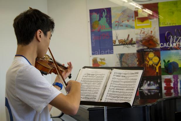 RealCSSSA's tweet photo. A dedicated violinist practicing a Beethoven Sonata at CSSSA a few days ago. #CSSSA2015 http://t.co/048V6Fkrnc