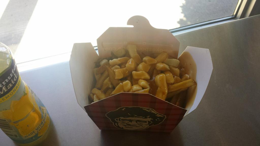 m_sheena_'s tweet image. Yummy poutine. #SmokesPoutine