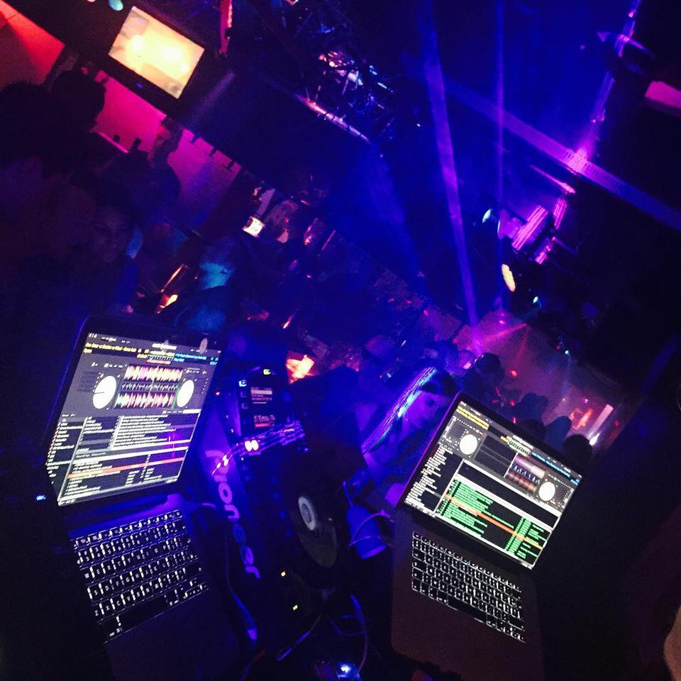 Shakindjs's tweet photo. Vanavond is dit de werkplek van Dj Marco! 
Be there @ Cafe Nurgus Valkenburg. #dj #weekend #party #valkenburg http://t.co/DYj2sd9M3c
