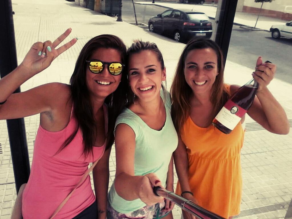 isa_escacena's tweet photo. Empezando una de las muxas celebraciones ke nos esperan 😝😝 @sandra_medina_g @ChariGonalez #terrazaisabella http://t.co/MfCngNeyM5