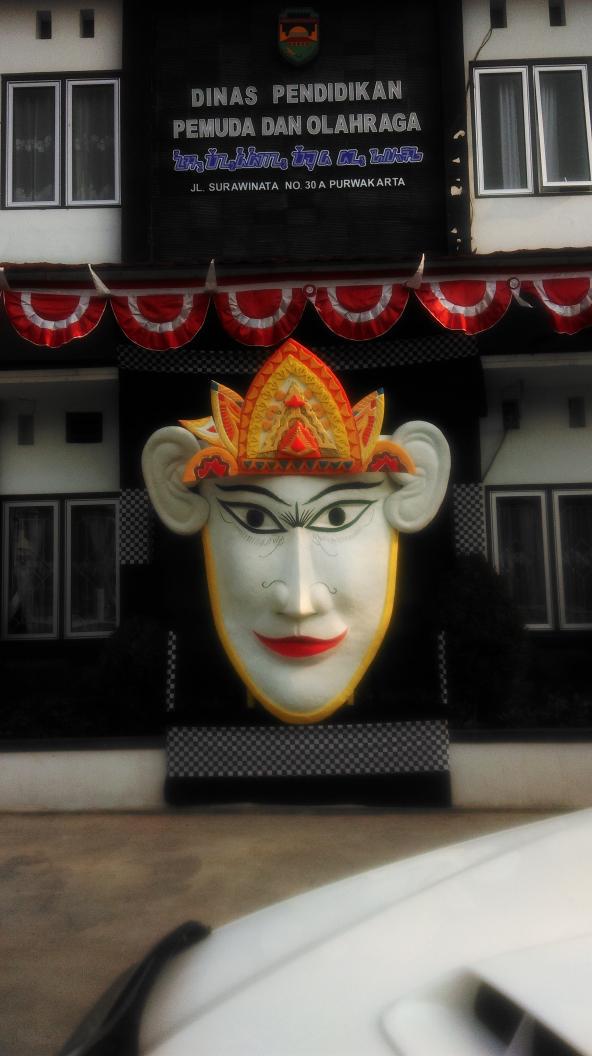 Topeng badag mapaesan kantor Disdikpora.