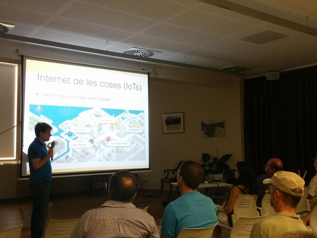 A la jornada de transferència tecnològica de la Fira de l'Avellana de Riudoms parlant sobre #SmartRural cc <a href="/ruralcat/">Ruralcat</a>