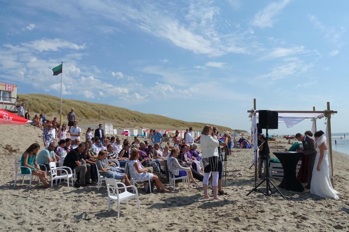 Marcel030NL's tweet photo. Zit je ineens in je shorts op een trouwerij bij #paal9 #texel. Van harte! http://t.co/35thlKCEig