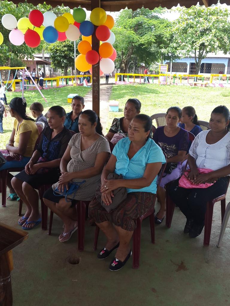 tyronesomarriba's tweet photo. Desarrollando a las mujeres de Nicaragua, entrega de bono productivo en la comunidad de Las Azucenas, Río San Juan http://t.co/AJ94eThoNo
