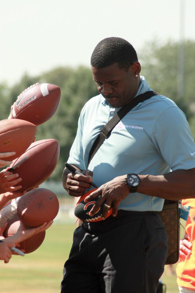 art_meyer's tweet photo. @MICHEALIRVIN88_ big day a Bears camp fans were lovin the impromptu autograph session @nflnetwork http://t.co/yoXjeY25mT